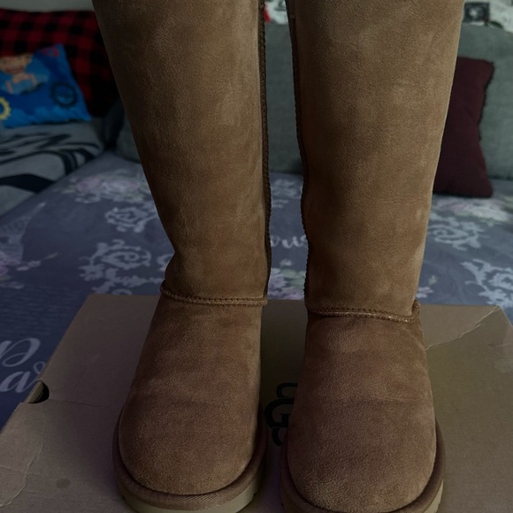 Like new Ugg boot only used them 2 times - Picture 2 of 3